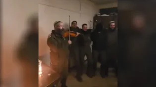החיילים שרים ומנגנים בכינור בהדלקת נר חנוכה בסוריה
