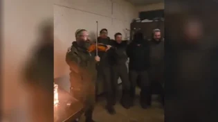 החיילים שרים ומנגנים בכינור בהדלקת נר חנוכה בסוריה