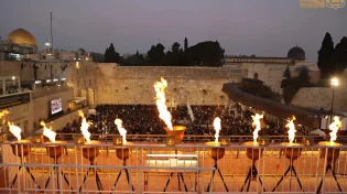 "רבבות מבקשים גאולה": אלפים ב'זאת חנוכה' בכותל המערבי