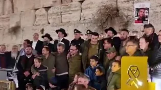 מרגש: לוחמי גדוד מלר ומשפחות החטופים מדליקים יחד נרות חנוכה בכותל
