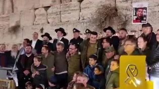 מרגש: לוחמי גדוד מלר ומשפחות החטופים מדליקים יחד נרות חנוכה בכותל