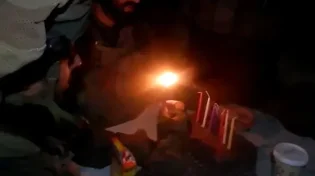 היום לפני שנה: סרן נתנאל סילברג הי״ד מדליק את הנר האחרון של חנוכה