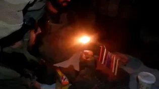 היום לפני שנה: סרן נתנאל סילברג הי״ד מדליק את הנר האחרון של חנוכה