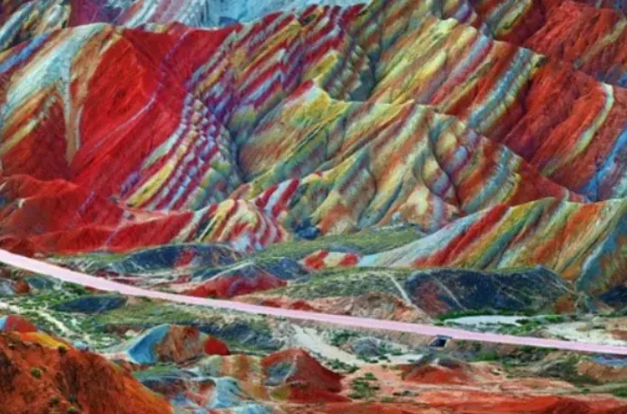 פלא גיאולוגי צבעוני בסין 