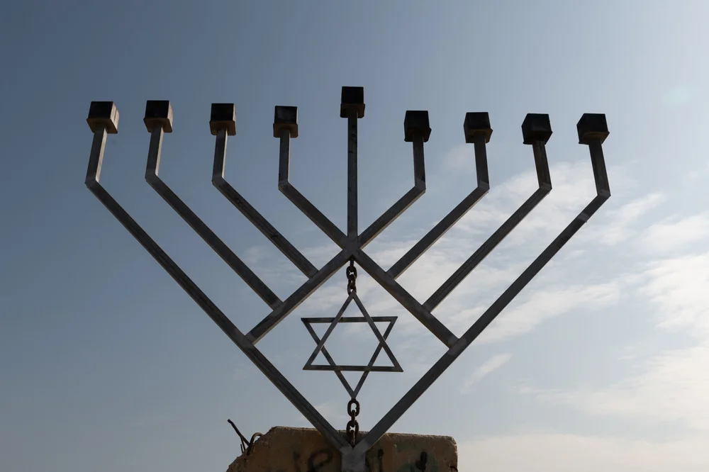 וונדליזם בלבוב: אנטישמי השחית חנוכיית ענק שהוצבה על חורבות בית הכנסת ההיסטורי