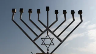 וונדליזם בלבוב: אנטישמי השחית חנוכיית ענק שהוצבה על חורבות בית הכנסת ההיסטורי