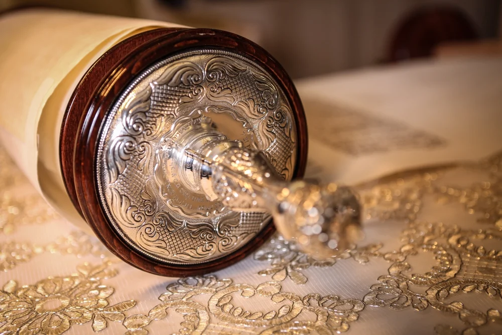 האדמו"ר הכריז על תענית ציבור בעקבות נפילת ספר תורה בבית מדרשו האדמו"ר הכריז על תענית ציבור בעקבות נפילת ספר תורה בבית מדרשו