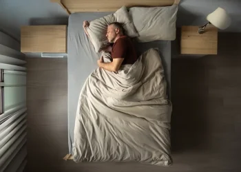 מה קורה לגופכם כשאתם ישנים שבע שעות בלילה?