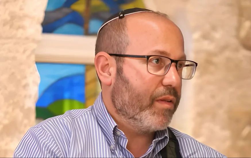 אבי החטוף נגד המחאות: 'העצרות רק העלו את המחיר והעיכוב'