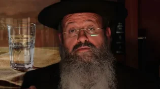 המקובל הרב יצחק בצרי מזהיר: "אל תשתו מים בזמן חילופי התקופות - סכנה ברורה ומיידית!"