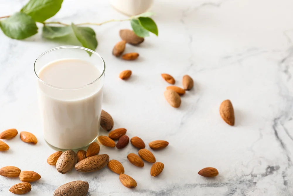 למי אסור לשתות חלב שקדים - ומדוע?