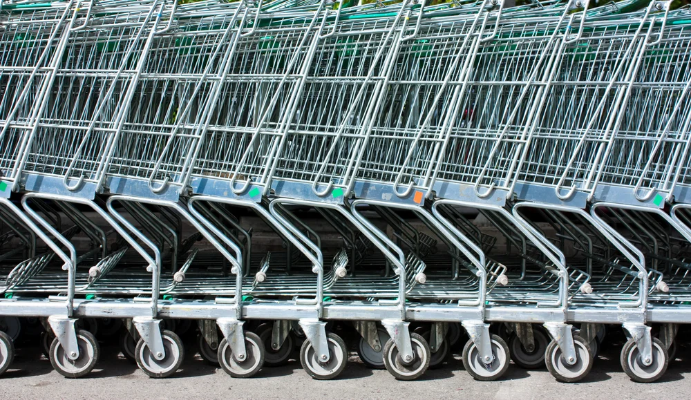 בן 90 סחב עגלות בסופר - עד שהרשת גילתה את זה בן 90 סחב עגלות בסופר - עד שהרשת גילתה את זה