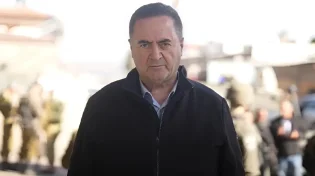 שר הביטחון בזירת הפיגוע: "נפעל בעוצמה נגד המחבלים ושולחיהם"