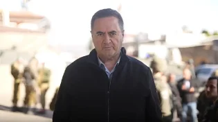 שר הביטחון בזירת הפיגוע: "נפעל בעוצמה נגד המחבלים ושולחיהם"