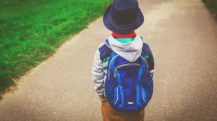 בן חמש נזכר בחייו הקודמים והסעיר מדינה שלמה