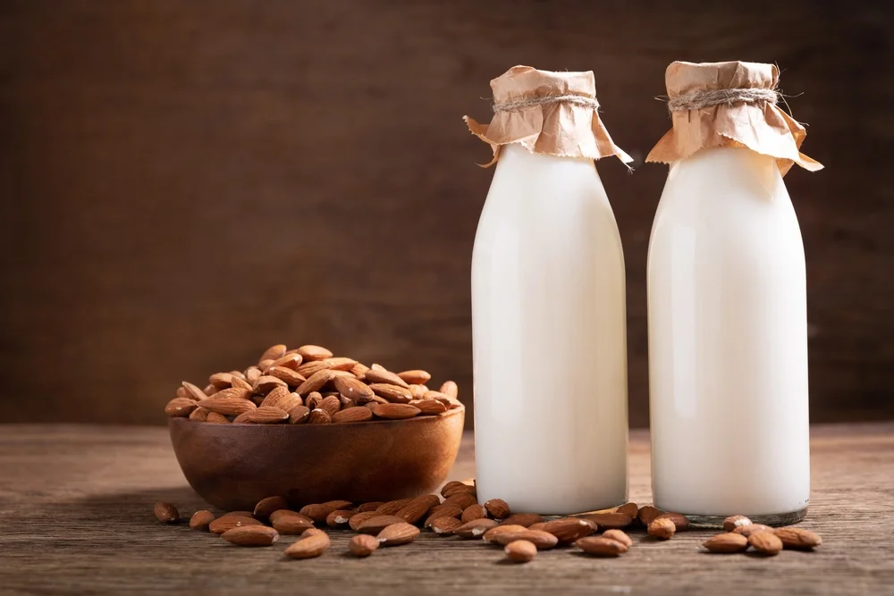 אוהבים חלב שקדים? זה מה שעלול לקרות לכם בצריכת יתר אוהבים חלב שקדים? זה מה שעלול לקרות לכם בצריכת יתר