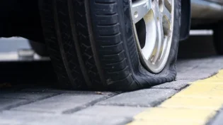 בלי שום סיבה: ניקב גלגלי מכוניות אקראיות ברחוב&nbsp;