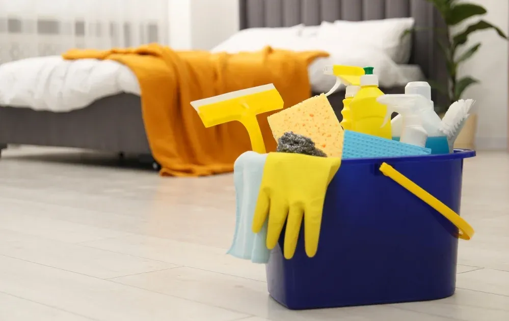 התבקשה לנקות בית, ובכתה כשגילתה למי הוא שייך התבקשה לנקות בית, ובכתה כשגילתה למי הוא שייך