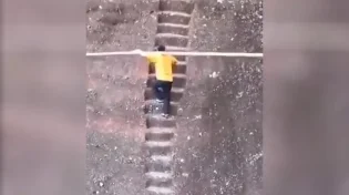 תיעוד עוצר נשימה: סחיבת ציוד בשיפועים תלולים