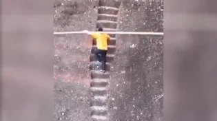 תיעוד עוצר נשימה: סחיבת ציוד בשיפועים תלולים