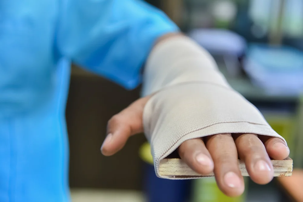 תביעה נגד בית חולים במרכז: "ניסרו אותי יחד עם הגבס"