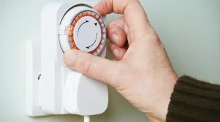 האם מותר להשתמש במכשירים אלקטרוניים עם טיימר בשבת?