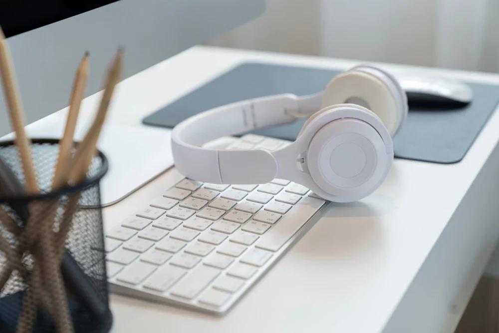 האם מותר להאזין לשירי אהבה נכזבת או בגידות? האם מותר להאזין לשירי אהבה נכזבת או בגידות?