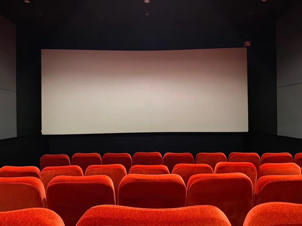 האם מותר לצפות בסרטים הוליוודיים עם נשים בלבוש לא צנוע?