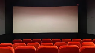 האם מותר לצפות בסרט שמשתתפת בו אישה?