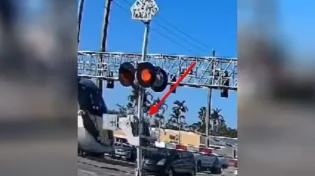 תיעוד מצמרר מפלורידה: רכבת פגעה ברכב - והנהג ניצל בנס