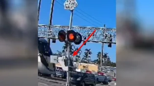 תיעוד מצמרר מפלורידה: רכבת פגעה ברכב - והנהג ניצל בנס