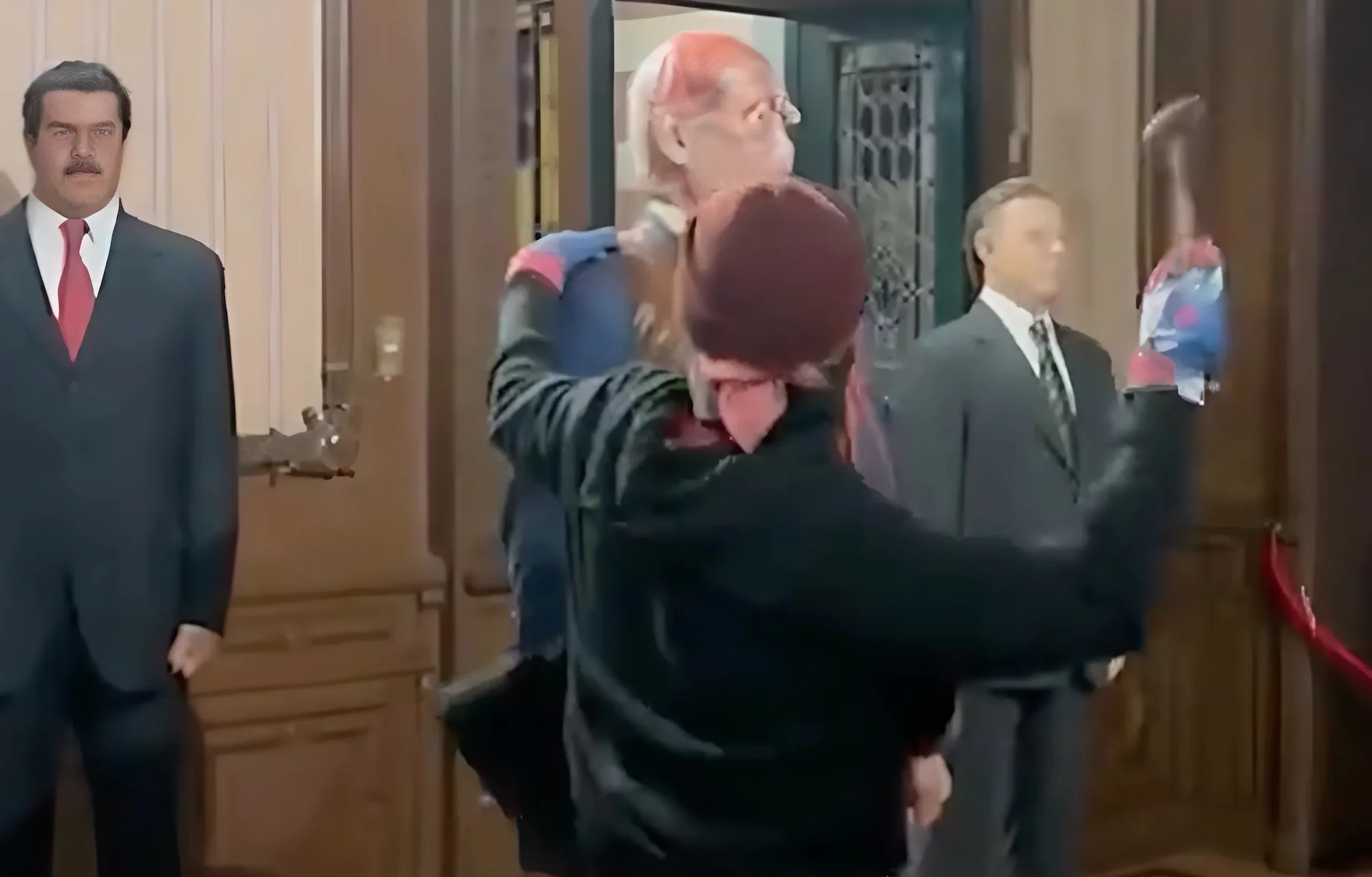 מקסיקו: פרו-פלסטיני השחית את פסל נתניהו במוזיאון מקסיקו: פרו-פלסטיני השחית את פסל נתניהו במוזיאון