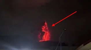 התפרצות הר הגעש באינדונזיה: אש ולבה מטפסות לשמיים