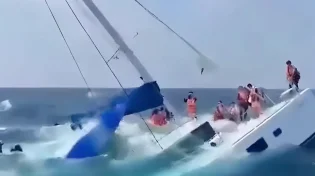 רגעי אימה בים: תיירים סינים חולצו בשלום מסירה שטבעה ליד פוקט