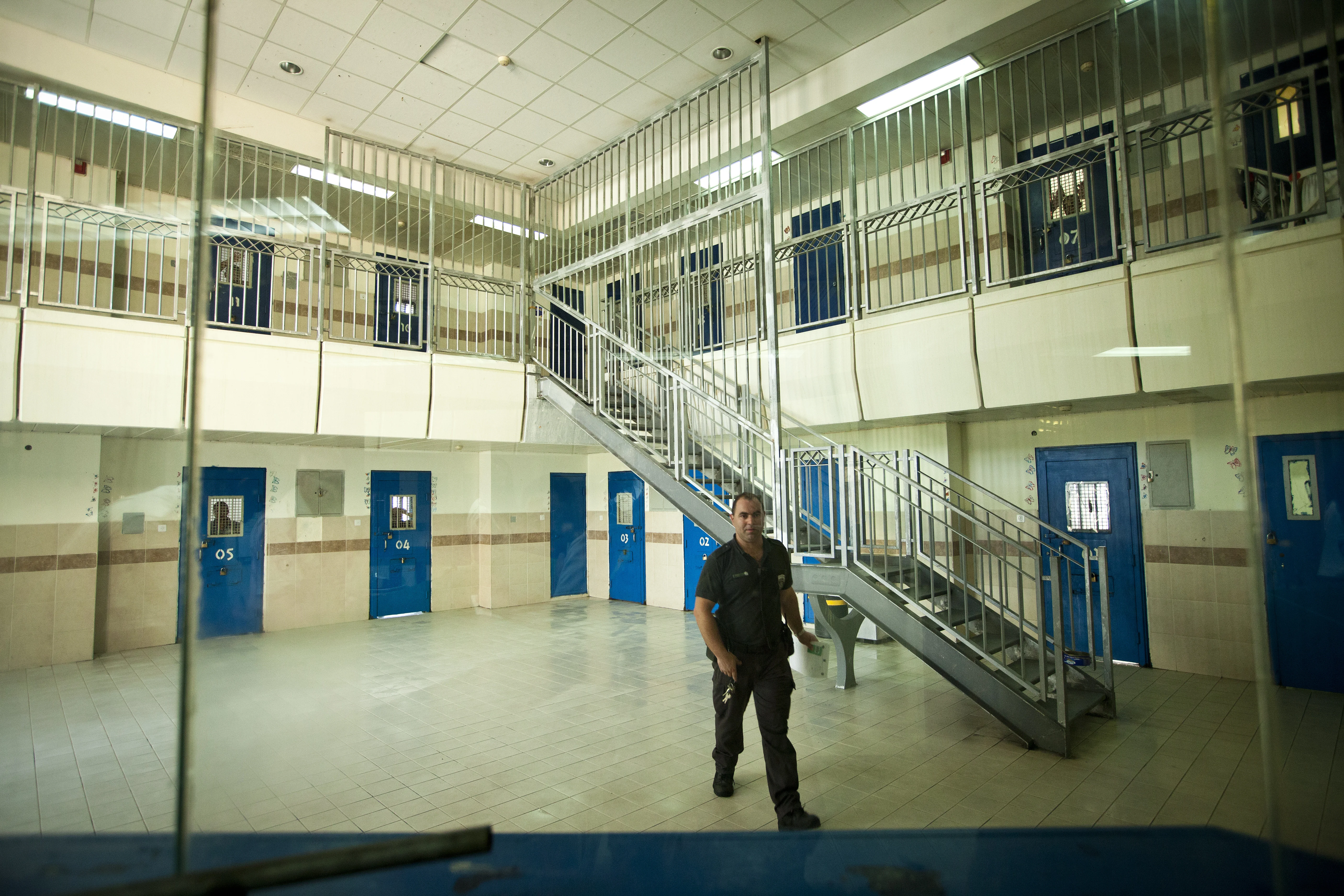 פיילוט חדשני בשב"ס: מצלמות גוף יתעדו את שחרור האסירים הביטחוניים