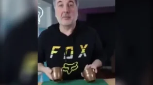 כדור ושני ספלים: הקסם שיגרום לכם לשפשף את העיניים שוב ושוב