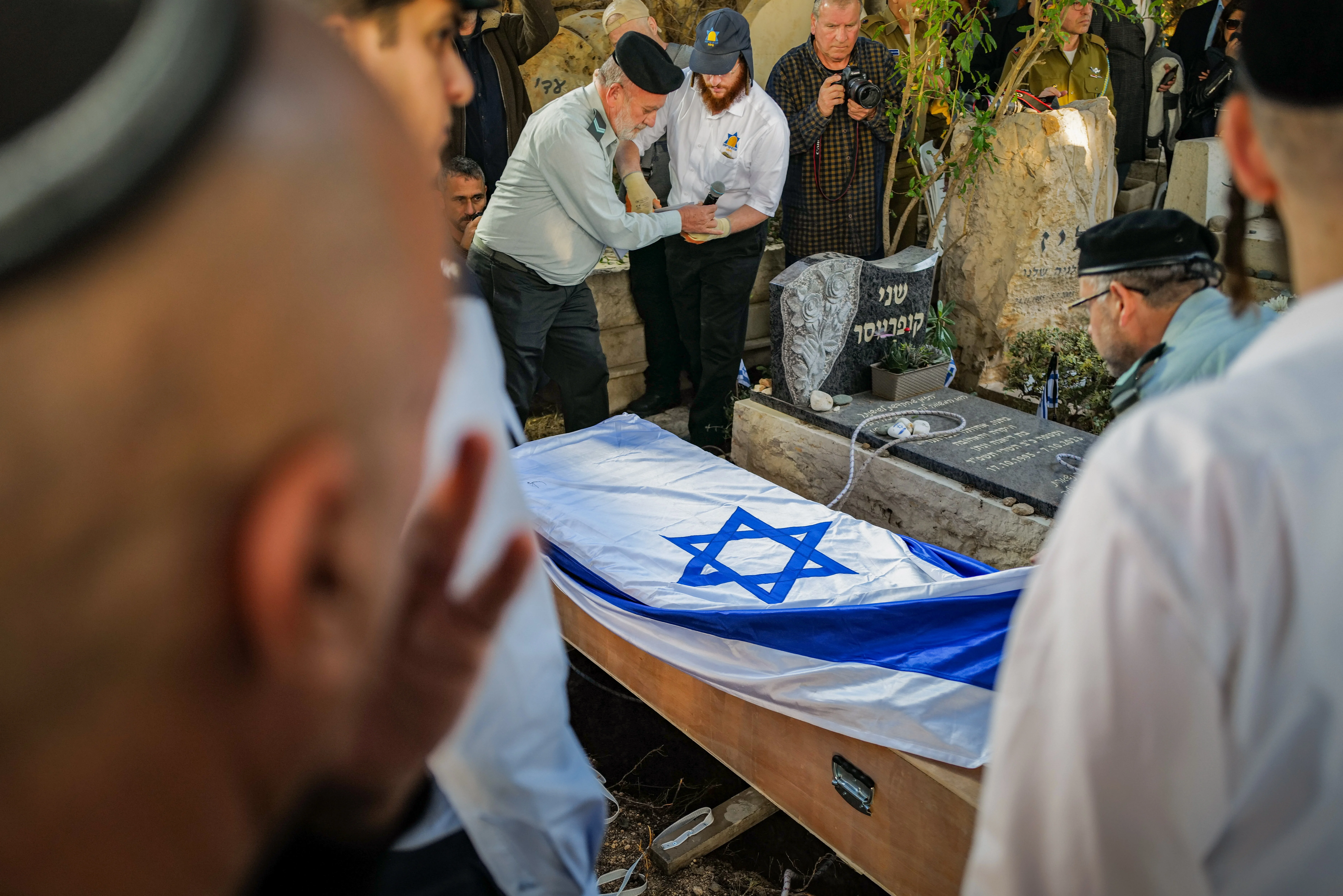 בצד השמחה: ישראל נערכת לקבורת חטופים שיוחזרו כגופות בצד השמחה: ישראל נערכת לקבורת חטופים שיוחזרו כגופות