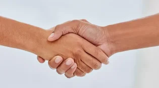 הרב שקלים: רוצים ביטחון עצמי? תתחילו בלכבד אחרים