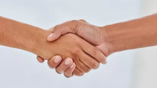 הרב שקלים: רוצים ביטחון עצמי? תתחילו בלכבד אחרים