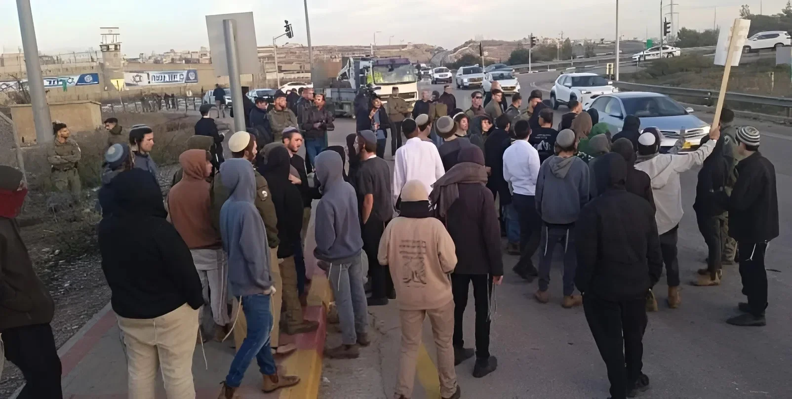 מתנגדי העסקה קוראים: "הסינוואר הבא בדרך הביתה" 