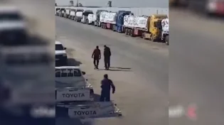 משאיות ואמבולנסים ממתינים במעבר רפיח לקראת הפסקת האש