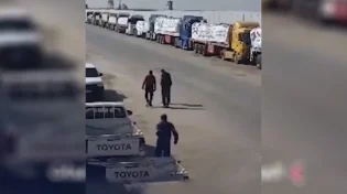 משאיות ואמבולנסים ממתינים במעבר רפיח לקראת הפסקת האש