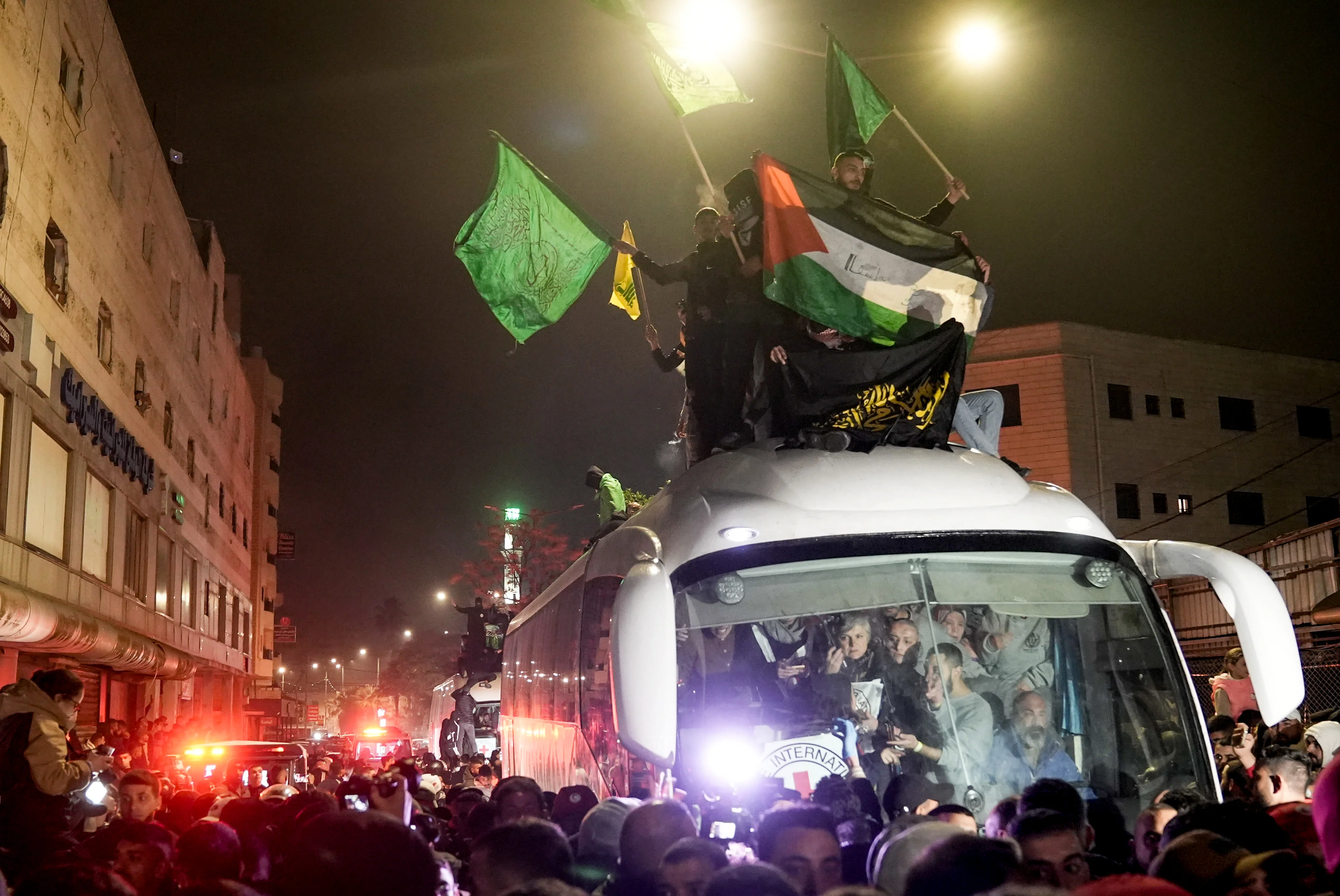 90 מחבלים פלסטינים שוחררו הלילה בפעימה הראשונה של העסקה 90 מחבלים פלסטינים שוחררו הלילה בפעימה הראשונה של העסקה