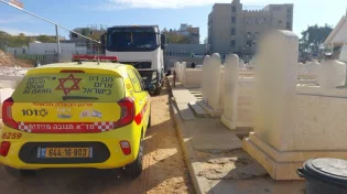 טרגדיה בבית העלמין: אישה נהרגה מדריסת משאית לעיני משפחתה