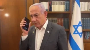 רה"מ נתניהו בשיחה עם גל הירש במהלך חיבור החטופות לצה"ל
