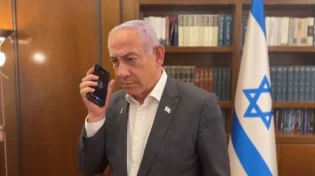 רה"מ נתניהו בשיחה עם גל הירש במהלך חיבור החטופות לצה"ל