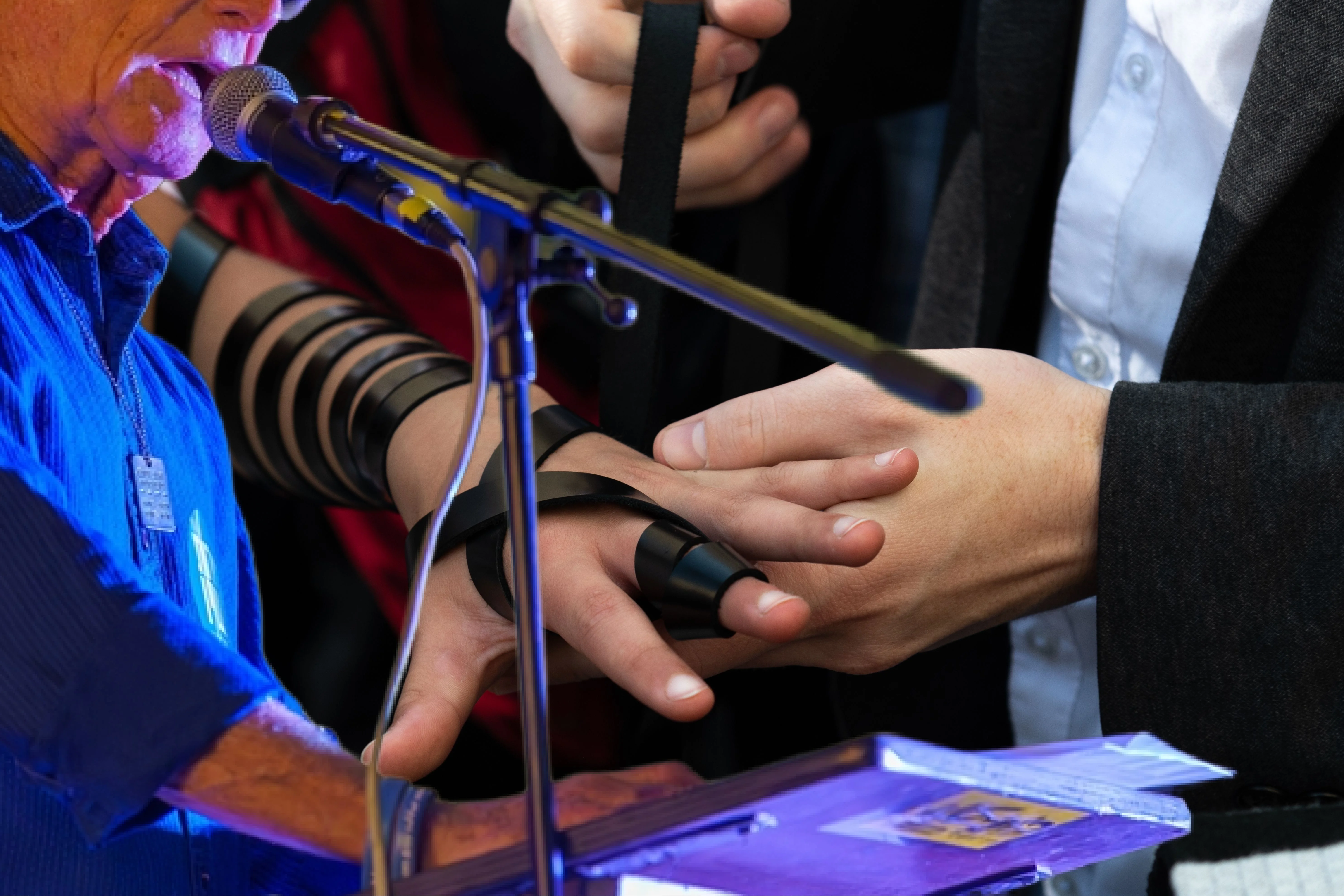 מאחורי שחרור החטופה: אביה ואחיה של רומי גונן החלו להניח תפילין