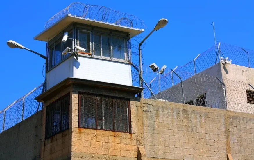דריכות בשני הצדדים: שחרור האסירים הפלסטינים יוצא לדרך לקראת חזרת החטופות לישראל