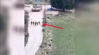 כוחות צה"ל לקחו שלט דרכים כמזכרת מלבנון