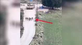 כוחות צה"ל לקחו שלט דרכים כמזכרת מלבנון